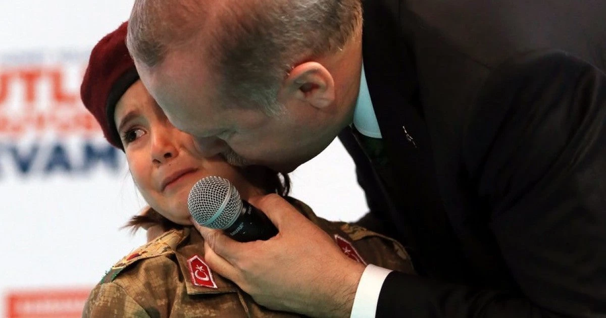 Εξαπλώνεται η προπαγάνδα της Άγκυρας – Μικρά παιδιά αναπαριστούν πόλεμο σε τζαμί της Γερμανίας ντυμένα στρατιώτες και κρατώντας την τουρκική σημαία (βίντεο)